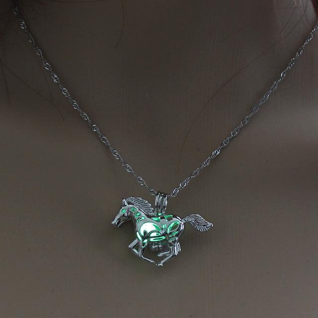 Glowing Horse Necklace - Andredamart
