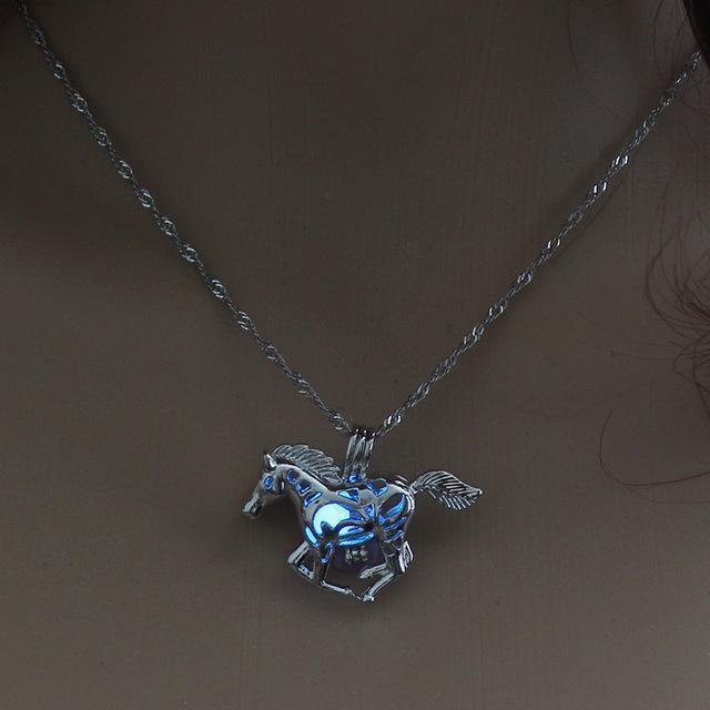 Glowing Horse Necklace - Andredamart
