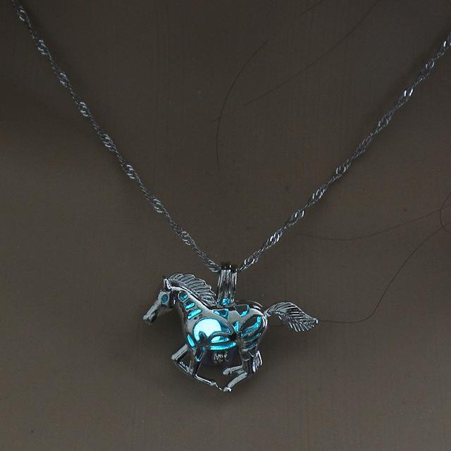 Glowing Horse Necklace - Andredamart